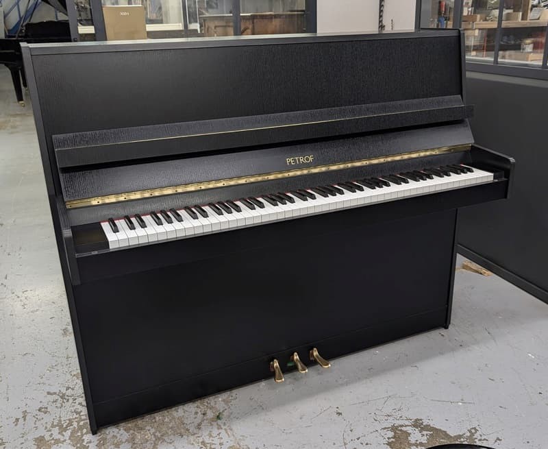 Piano droit PETROF P118