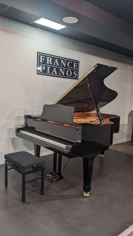 Piano à queue de concert d'occasion YAMAHA C6 LE noir brillant 2.12 m