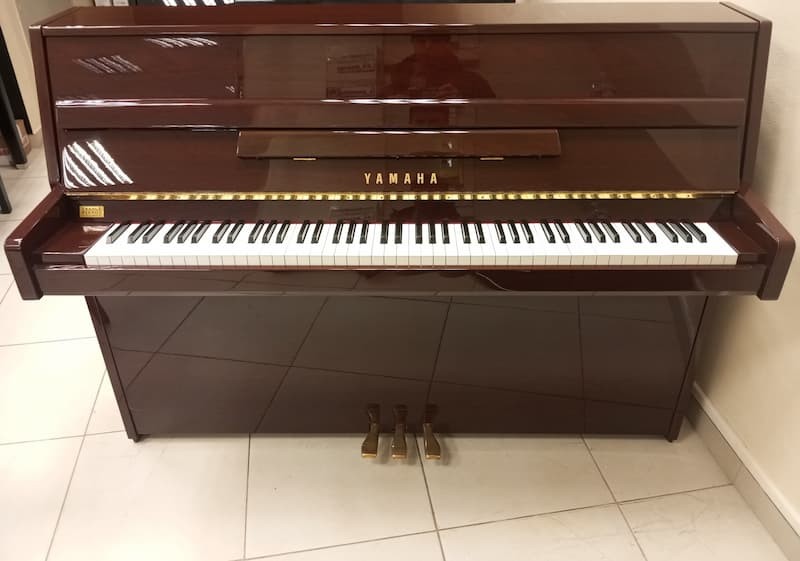 Piano droit avec sourdine YAMAHA C109 noyer brillant